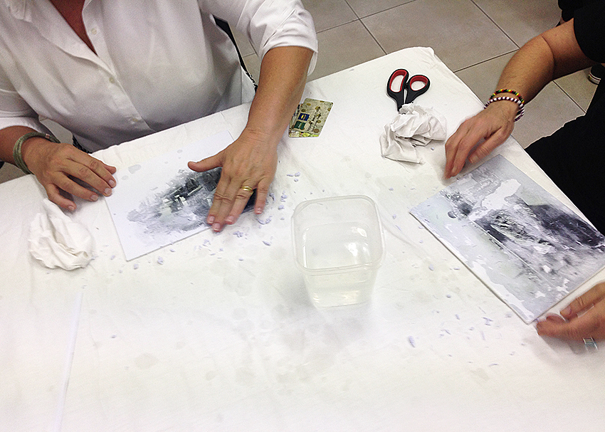 Alumnas realizando el taller de transferencia fotográfica sobre lienzo en el IEFC. Foto de Mireia Alises