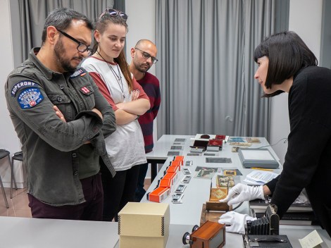 Mireia Alises impartiendo una charla. Foto de Jaume Buxeda