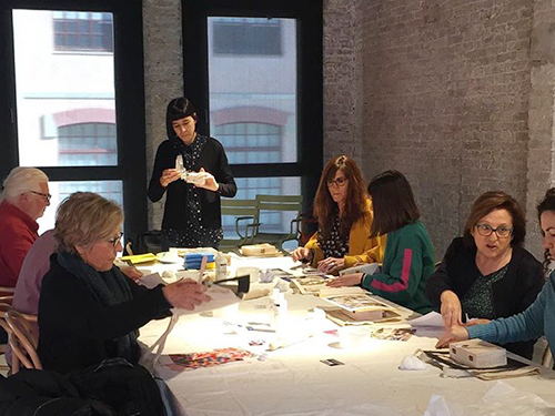 Alumnos realizando el taller de transferencias fotográficas en el festival FineArt Igualada