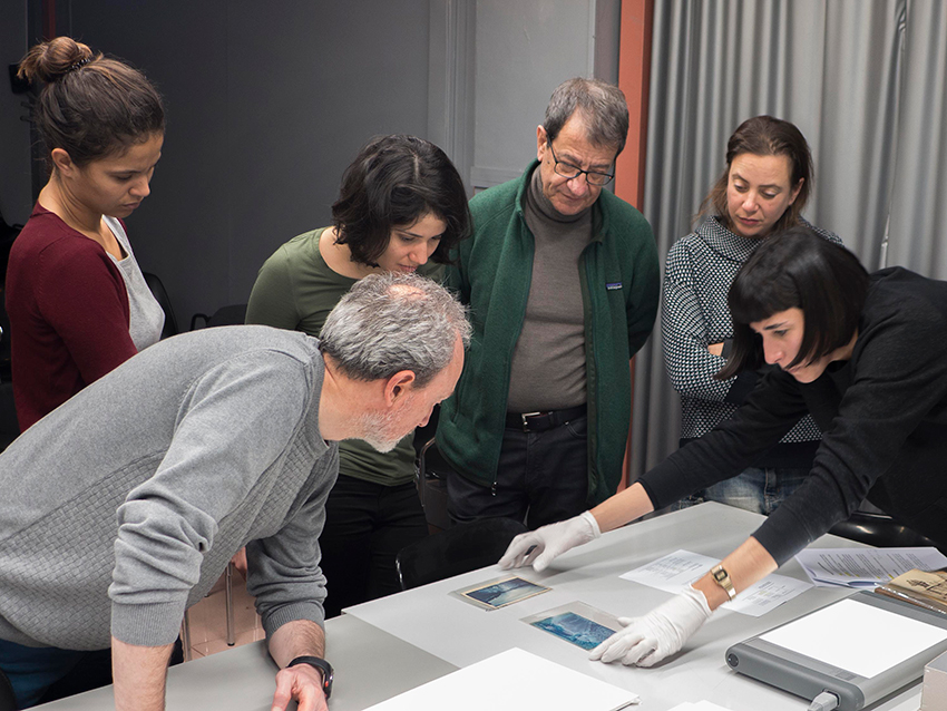 Mireia Alises impartiendo una charla a los alumnos de Fotografía de Autor del IEFC. Foto Jaume Buxeda