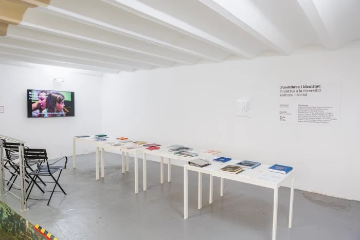 Exposición "Fotolibros e identidad: ventanas a la diversidad cultural y social" en el Festival Revela't 2024.