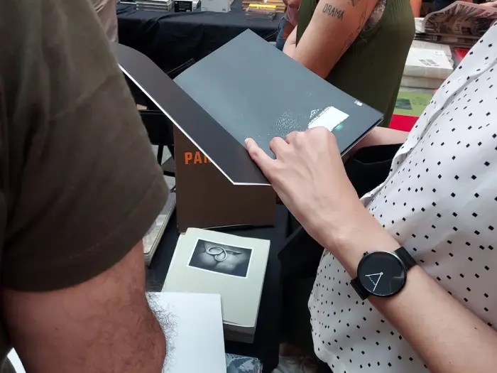 Disfrutando de los paradas de fotolibros en Fiebre Photobook.