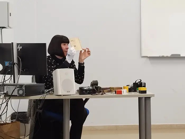 Mireia Alises impartiendo la charla Digitalización en un Archivo Histórico Fotográfico en la Universidad de Barcelona.